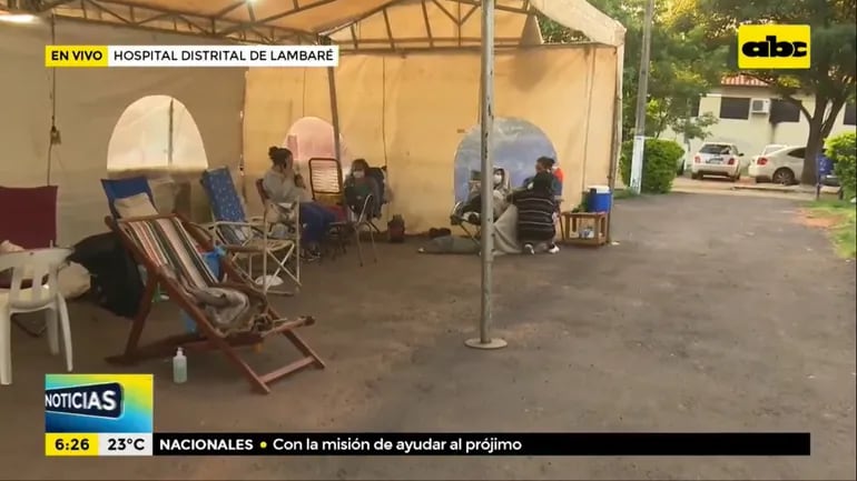 Familiares de pacientes esperan noticias en el Hospital Distrital de Lambaré.