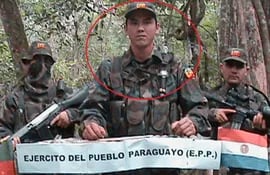 En el centro, Osvaldo Daniel Villalba sosteniendo un cartel con la inscripción del EPP.