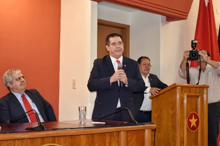 Enrique Riera y Horacio Cartes en la Junta de Gobierno.