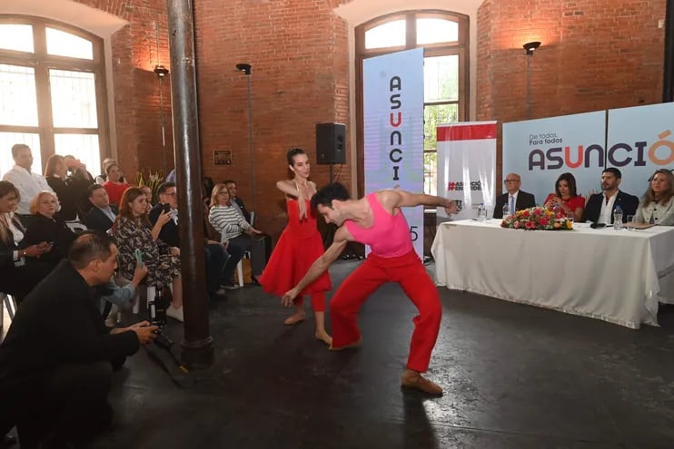 Alejandra Acosta y Abel Rivarola, integrantes del Ballet Clásico y Moderno Municipal presentaron un fragmento de "Bésame".
