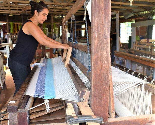 La escasez y el elevado precio del hilo ponen en riesgo la producción artesanal de Carapeguá.