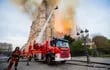 bomberos-trabajan-en-la-extincion-del-incendio-declarado-el-lunes-en-la-catedral-notre-dame-en-paris-francia--62604000000-1823546.JPG