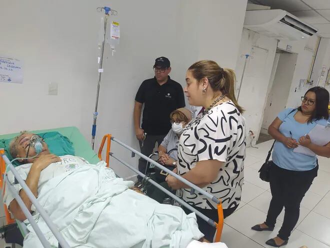 Momento en que la fiscala, Hermenegilda Cubilla, llega hasta el hospital de trauma en compañía de la defensora pública, Thamara Guanes, para tomar declaración a Silvestre Ledesma, pero este se abstuvo de declarar.