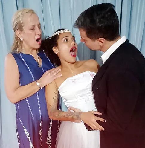 Sandra Fiorio, Melanie Rebolledo y Jorge Espínola en “El tímido”.