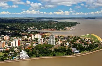 Perfil de la ciudad de Posadas, capital de la provincia argentina de Misiones, bordeada por el río Paraná.