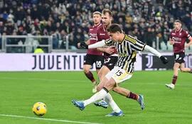 Kenan Yildiz remata y anota de zurda un gol para Juventus ante la Salernitana por la Copa Italia.