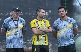 David Villalba (der.), entrenador del  Recoleta, en compañía de sus asistentes Luis Antonio Vidal y Juan Daniel Cáceres.