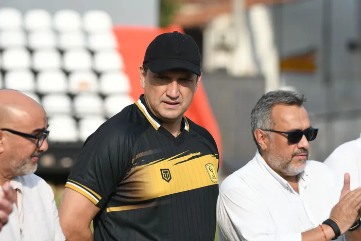 Aldo Bobadilla (c) en la presentación como nuevo entrenador de Tacuary en el estadio Toribio Vargas, en Asunción.