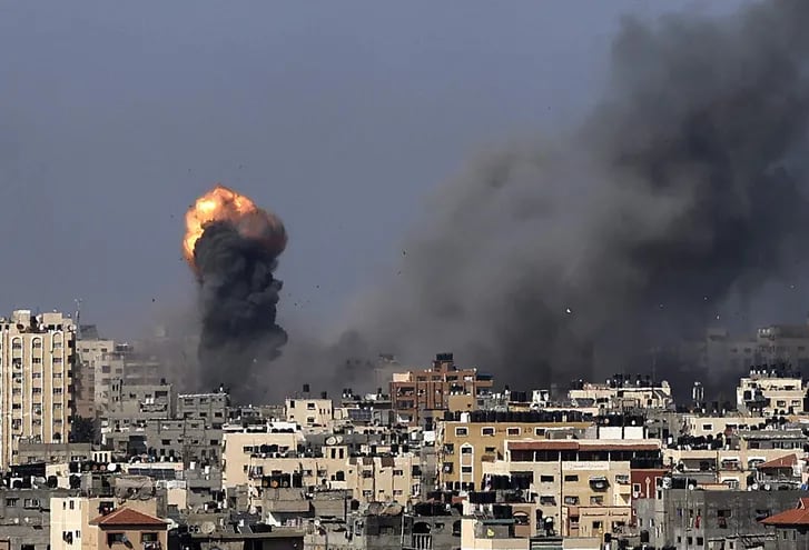Columnas de humo  se elevan sobre Gaza.