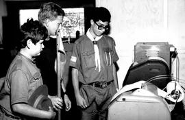 Integrantes de la Asociación de Scouts del Paraguay en visita a ABC Color en 1969 observan los teletipos.