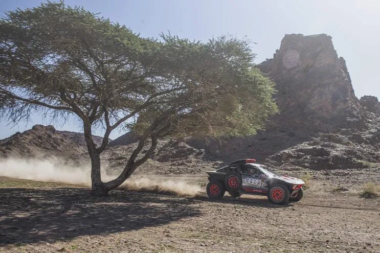 El piloto español Carlos Sainz y su copiloto Lucas Cruz durante la décima etapa del Dakar, con final en Al Ula, este miércoles.