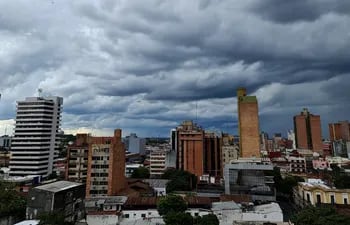 Cielo nublado nubes Asunción edificios clima temperatura pronóstico lluvia