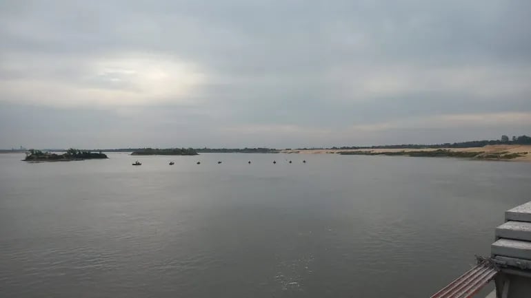 Gentileza. Pescadores con sus botes bloquean el Río Paraguay en inmediaciones del Puente Remanso.