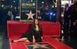 La actriz mexicana Salma Hayek posa con su estrella en el Paseo de la Fama de Hollywood.