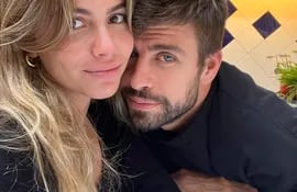Clara Chía y Gerard Piqué, en una postal publicada por el exfutbolista español en su cuenta de Instagram.
