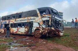 Así quedó el bus que volcó en el kilómetro 138 de la ruta PY02, cerca de Coronel Oviedo, en Caaguazú. En el accidente fallecieron dos mujeres. El micro iba de Asunción a Ciudad del Este.