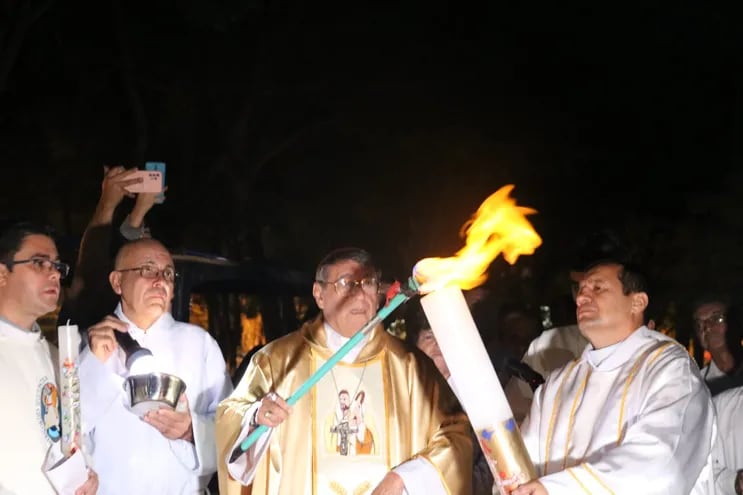Monseñor Valenzuela enciende el cirio que representa a Cristo resucitado.