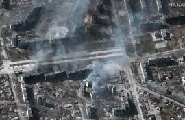 Imagen satelital de Maxar Technologies que muestra los edificios bombardeados en la localidad de Mariúpol.