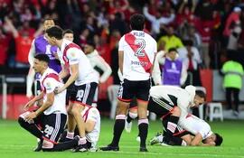 Los jugadores de River Plate reaccionan al perder la serie de octavos de final de la Copa Libertadores contra en el estadio Beira-Rio, en Porto Alegre, Brasil.