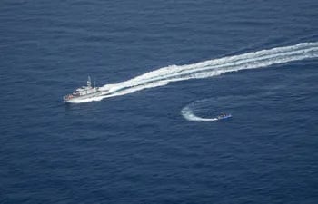 Dos barcos de ONG con 487 migrantes salvados en el Mediterráneo piden puerto.