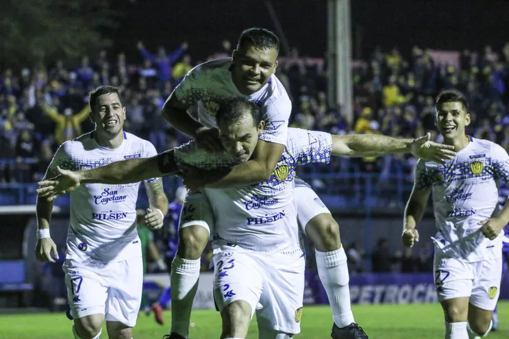 Celebración de los jugadores de Luqueño tras el gol convertido por Núñez