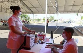 Vacunatorio antiCOVID en la Costanera de Asunción. Los contagiados vuelven a aumentar en el país