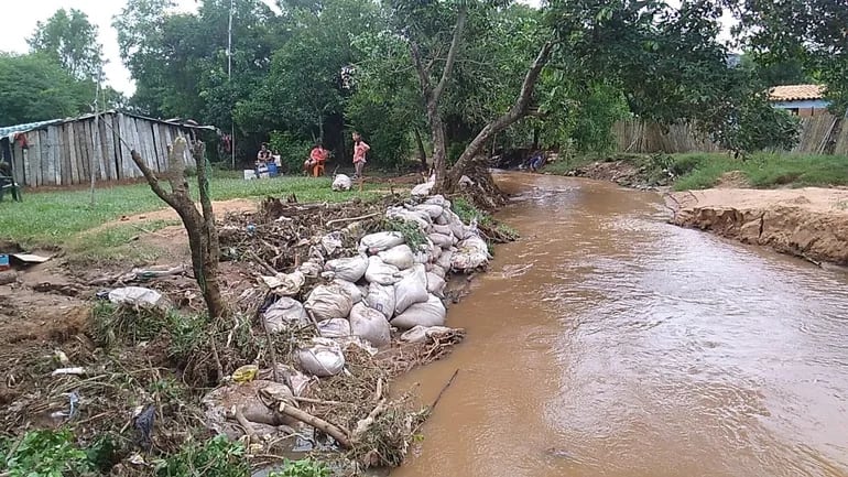 Pobladores del barrio Santa Librada de Yaguarón necesitan ayuda de víveres, colchones y otros enseres