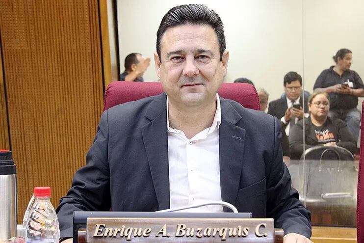 El diputado Enrique Antonio Buzarquis cuestionó a los políticos tránsfugas.