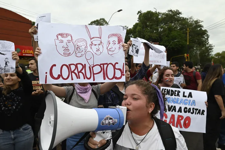 Protesta de estudiantes de la Universidad Nacional de Asunción