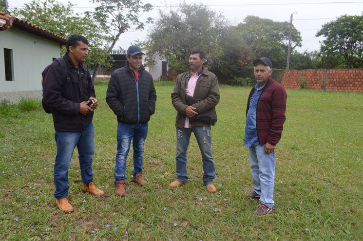 El grupo de campesinos encabezado por el dirigente de la FNC, Carlos Medina (El primero de la izquierda), quienes exigen el cumplimiento de una ordenanza municipal.