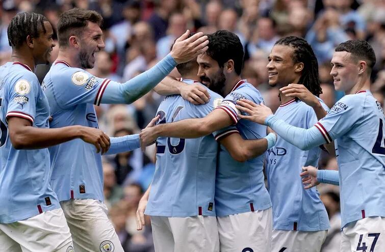 Los jugadores del Manchester City celebran uno de los goles del triunfo contra el Leeds United por la jornada 35 de la Premier League.