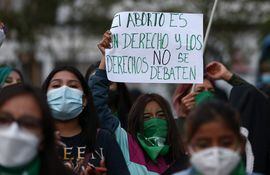 Marcha de pañuelos feministas recorre Quito por aborto legal y seguro