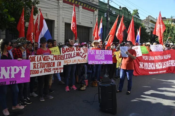 En el Día Internacional de la Eliminación de la Violencia contra la Mujer, las paraguayas salieron a las calles a exigir el fin de las muertes y abusos.