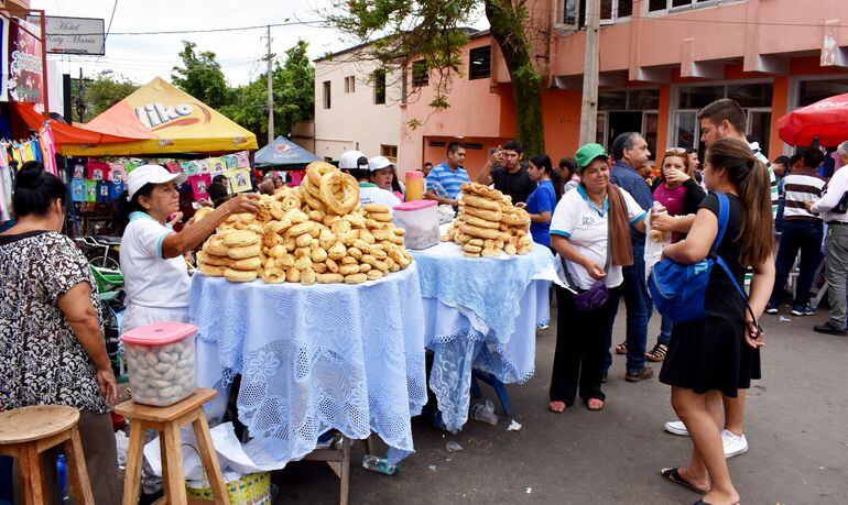 Abundante chipa se ofrece en los alrededores de la basílica de Caacupé. Las vendedoras esperan una buena venta.