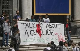 Estudiantes protestan frente a la Universidad Federico II, donde la 'Rete Studentesca per la Palestina' (Red de Estudiantes por Palestina) ocupó el rectorado, en Nápoles, Italia.