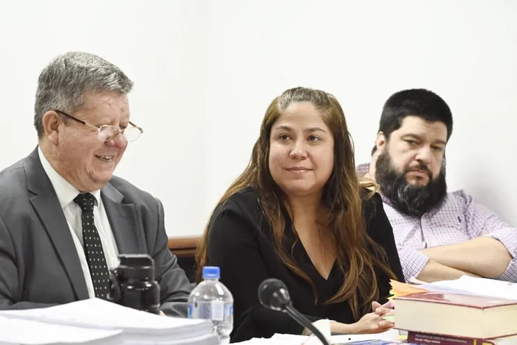 Patricia Samudio y su esposo, José Costa Perdomo, junto con el  abogado defensor, en la audiencia realizada este martes.