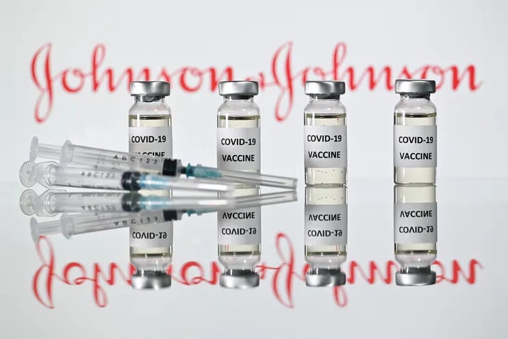 Una foto de archivo tomada el 17 de noviembre de 2020 muestra viales con etiquetas adhesivas de la vacuna Covid-19 adjuntas y jeringas con el logotipo de la compañía farmacéutica estadounidense Johnson & Johnson.