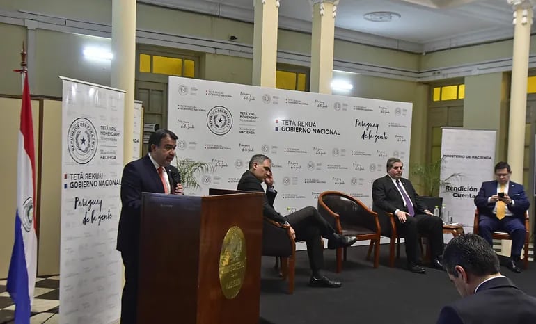 El ministro de Hacienda, Óscar Llamosas, acompañado de los viceministros, durante la audiencia de rendición de cuentas realizada el último martes.