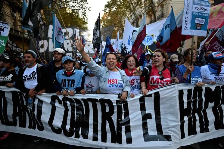 Miembros de una organización sindical se manifiestan en Buenos Aires contra el hambre y la crisis económica. (AFP)