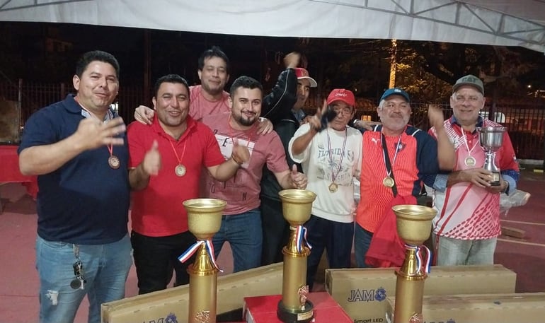 Integrantes del equipo campeón y subcampeón del torneo de truco deportivo por el "Día de la Amistad", en el barrio San Pablo.
