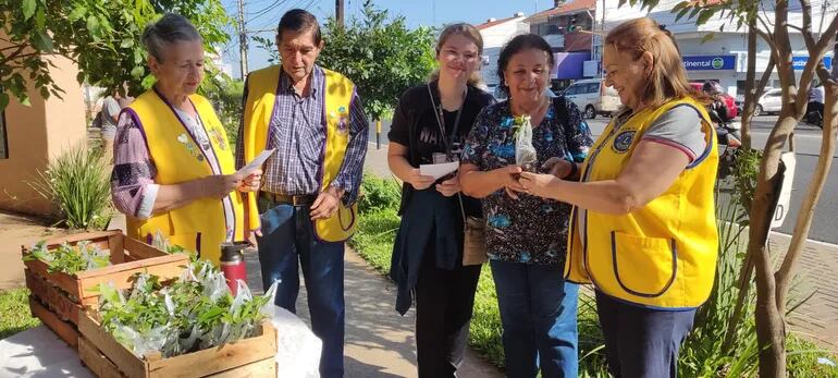 El Club de Leones inició la Semana del Leonismo Nacional con  la entrega de plantines frente al Palacete de la Municipalidad de Fernando de la Mora