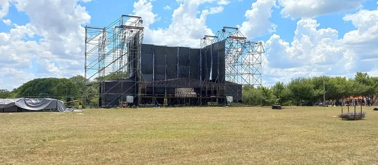 El escenario para el festival Ykua Bolaños ya está montado en el polideportivo Prof. Ignacio Falcón Real, junto al famoso manantial.