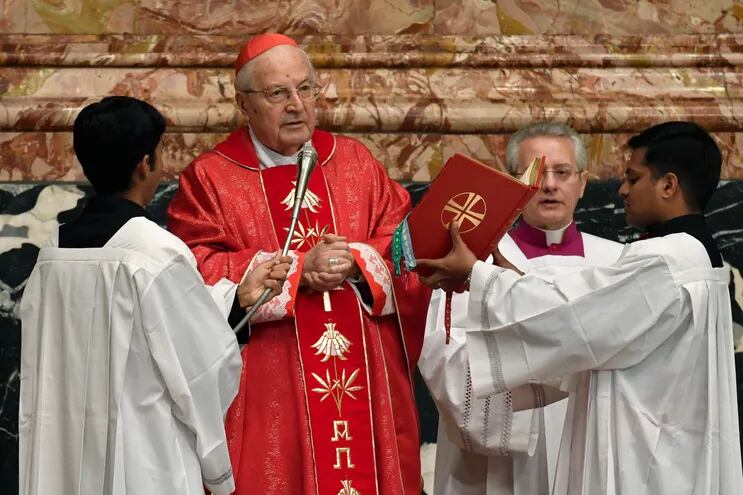 El cardenal italiano Angelo Sodano, número dos del Vaticano en los pontificados de Juan Pablo II y Benedicto XVI y envuelto en varias polémicas que sacudieron a la Iglesia, falleció el viernes a los 94 años en Roma, anunció el Vaticano el sábado.