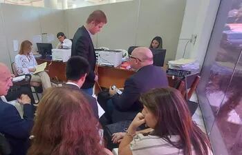 En la audiencia preliminar, en el extremo izquierdo de la foto se les observa a Arturo Aguiar y a  su lado a Abilio Javier Morales Ortellado, quien podría enfrentar juicio oral.