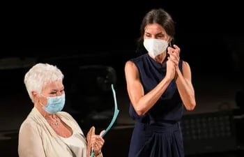 La actriz británica Judi Dench sostiene el premio "Masters of Cinema", que le fue entregado por la Reina Letizia de España en el cierre del festival Atlántida Fest.