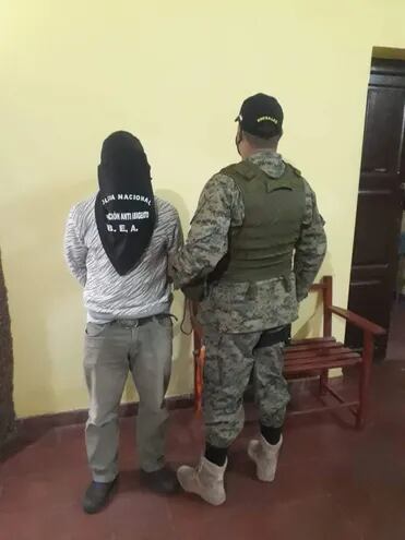 El supuesto abigeo aprehendido Celso Ferreira Portillo (54) junto a uno de los intervinientes de la División Antiabigeo de la Policía Nacional de Guairá.