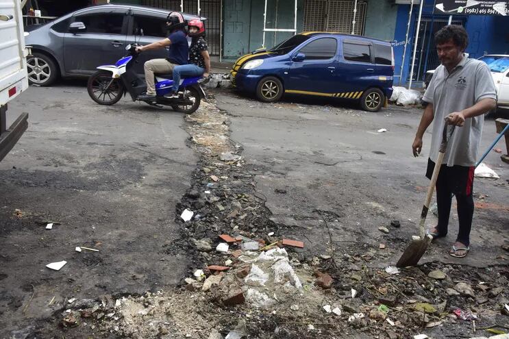 Baches destruye por completo la calle Mayor Fleitas, casi J.A. Flores, en Asunción. Vecinos intentan tapar el agujero con escombros, pero cada vez que llueve, la situación empeora.
