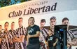 Roque Santa Cruz (i) y William Mendieta, jugadores de Libertad, bajan del bus en la llegada del plantel al hotel de concentración en la ciudad de Villarrica para la final de la Copa Paraguay 2023.