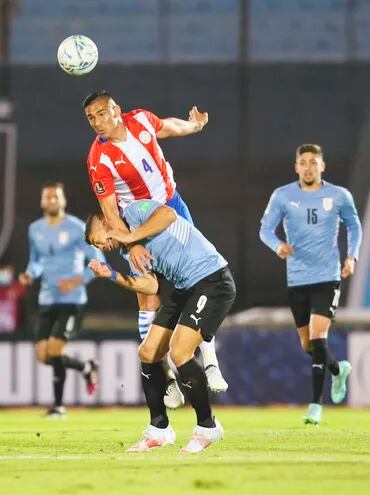 No importa que sea Luis Suárez, igual el defensor paraguayo Fabián Balbuena se lo llevó por delante en esta jugada. Alto nivel del zaguero anoche en el estadio Centenario.