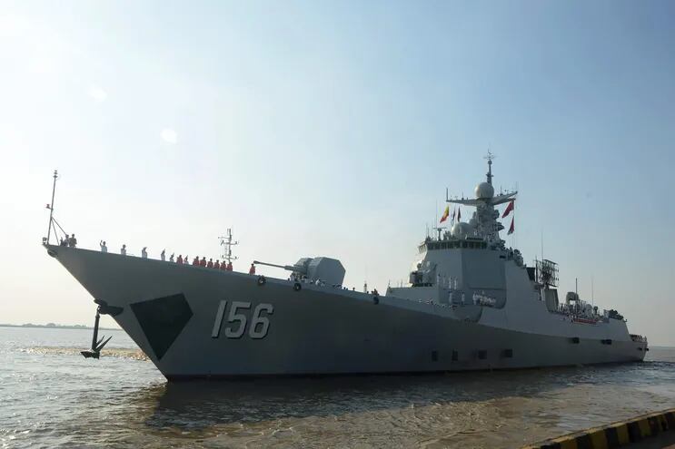Un destructor de la Marina de China llega a Rangún, Birmania, el lunes.